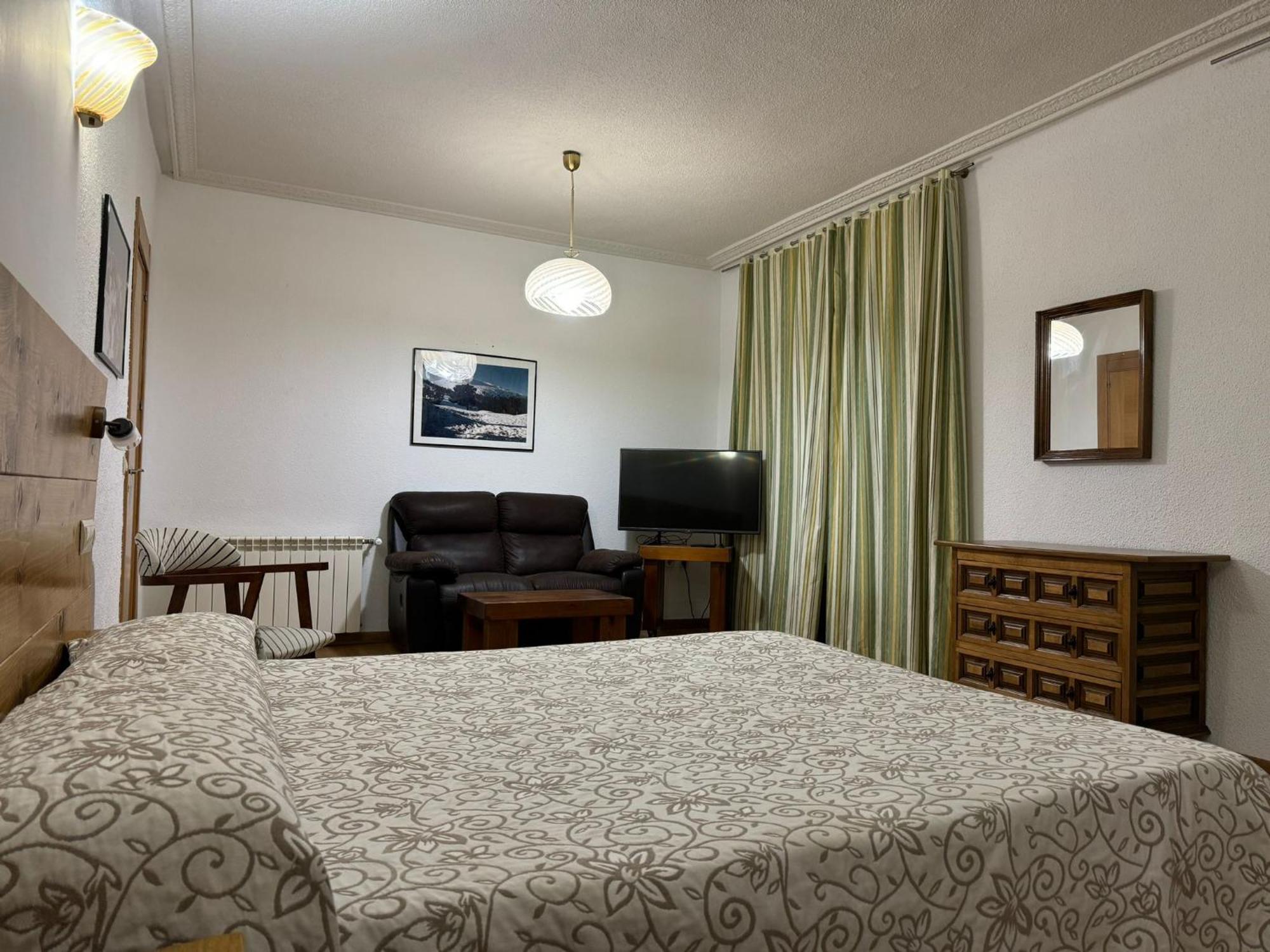 Hostal Aribel Longinos Otel Cercedilla Dış mekan fotoğraf